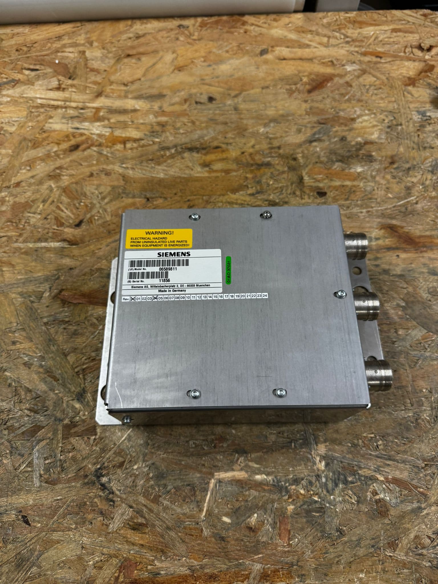 6589811-Splitter Box