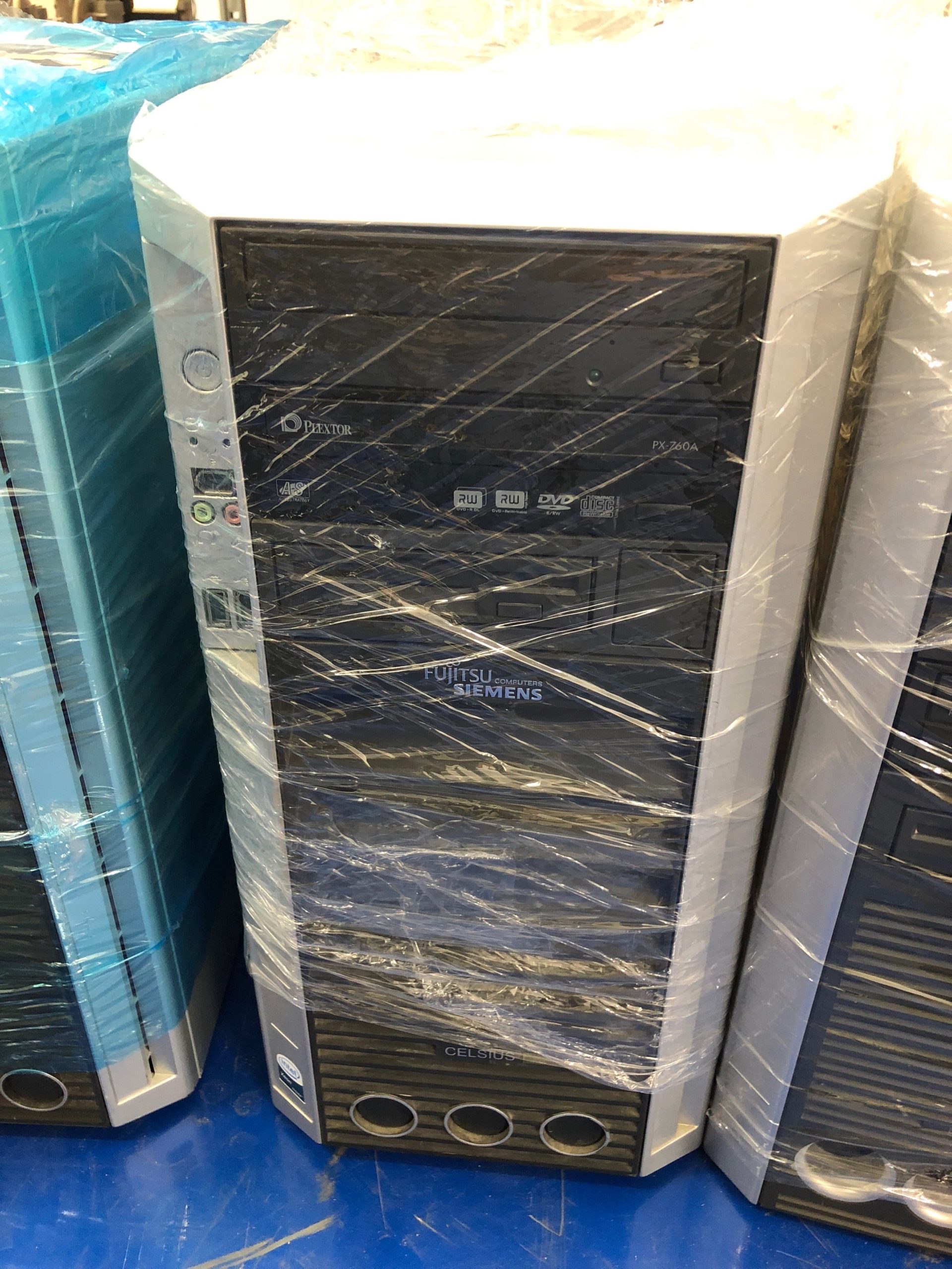 10144821-Workstation CELSIUS R640